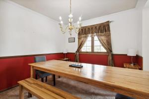 comedor con mesa de madera y ventana en Near Shopping & Dining- The South Bend Bungalow, en Granger