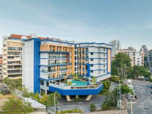 an overhead view of a building with a pool at Lewit Hotel Pattaya, a member of Radisson Individuals in Pattaya South