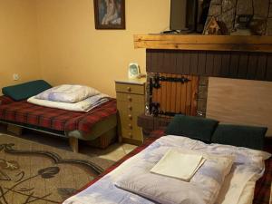 1 dormitorio con 2 camas y vestidor en u Faronow, en Muszyna