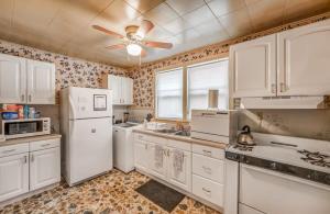 Η κουζίνα ή μικρή κουζίνα στο Near Shopping & Dining- Magic in Midtown- 2 Units