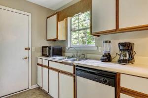 cocina con fregadero y licuadora en la encimera en Fenced Yard Family Friendly Laurelwood Lodging, en Savannah