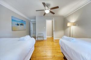 2 Betten in einem Zimmer mit Deckenventilator in der Unterkunft Columbus Craftsman in Columbus