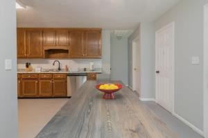 Una cocina con un bol de fruta sobre una mesa de madera. en Fenced Yard & Patio Ventura Vista Retreat, en Columbus