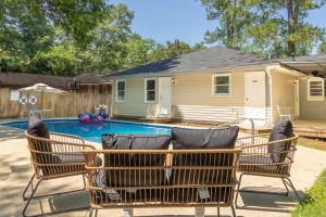 un patio trasero con una piscina con 2 sillas y una casa en Fenced Yard & Patio Ventura Vista Retreat, en Columbus