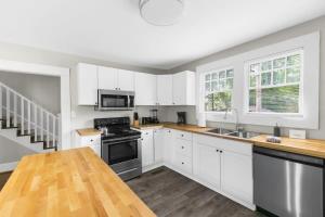 Η κουζίνα ή μικρή κουζίνα στο Renovated Mins to BHM CrossPlex-Central Park Chic