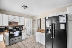 Virtuve vai virtuves zona naktsmītnē Two Kitchens Family Friendly in Forestdale