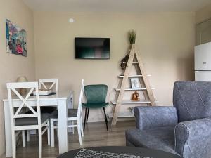 a living room with a table and a dining room at Apartman Happy 4 in Kragujevac