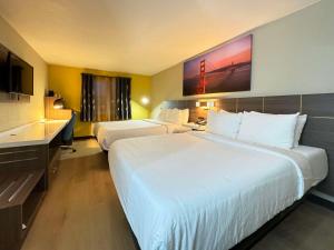 Habitación de hotel con 2 camas y cocina en Quality Inn & Suites Willows, en Willows