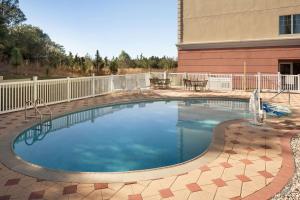 בריכת השחייה שנמצאת ב-Country Inn & Suites by Radisson, Crestview, FL או באזור
