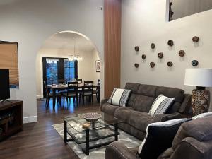uma sala de estar com um sofá e uma mesa em Spacious & Beautiful with Double Decks in Chapel Area em Sedona