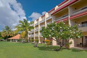 um grande edifício com um relvado em frente em Radisson Grenada Beach Resort em Grand Anse