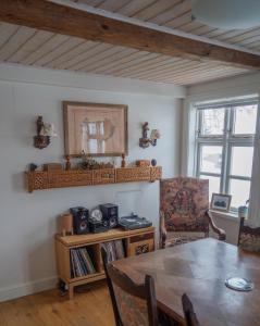 ein Esszimmer mit einem Tisch und einem Stuhl in der Unterkunft Akureyri Old Town Home in Akureyri