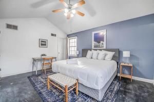 ein Schlafzimmer mit einem großen weißen Bett und einem Tisch in der Unterkunft Near Shelby Farms & Greenline- Cordova Comfort in Memphis