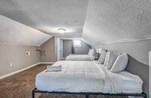- une chambre avec 3 lits dotés de draps et d'oreillers blancs dans l'établissement Near U of Memphis & Airport - Bethel Grove Getaway, à Memphis