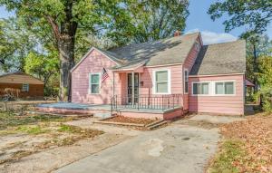 une maison rose avec une terrasse couverte dans l'établissement Near U of Memphis & Airport - Bethel Grove Getaway, à Memphis
