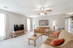 sala de estar con sofá y TV de pantalla plana en Idyllic in Irmo-Close to Lake Murray-Ft Jackson-Outdoor Adventures, en Irmo