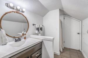 Koupelna v ubytování 20 Minutes from Downtown - Blues City Retreat + 59 fotografií