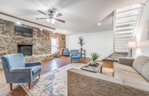 Posezení v ubytování 20 Minutes from Downtown - Blues City Retreat