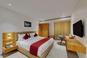 Habitación de hotel con cama y TV de pantalla plana. en Comfort Inn Sapphire, Chandkheda, en Adalaj