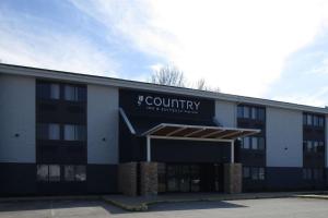 een gebouw met een bord aan de voorkant bij Country Inn & Suites by Radisson, Dunbar, WV in Dunbar