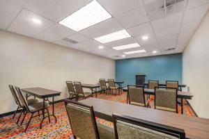 - une salle de conférence avec des tables et des chaises dans l'établissement Sleep Inn & Suites, à Newport News