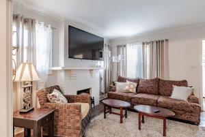 un soggiorno con divano e camino di Haute on Hannon- Midtown Cottage! a Mobile