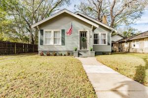 una casa con una bandiera sulla parte anteriore di Haute on Hannon- Midtown Cottage! a Mobile