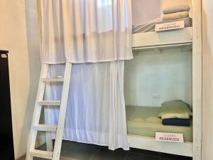 Двухъярусная кровать или двухъярусные кровати в номере La Tribu Boutique Hostel for women