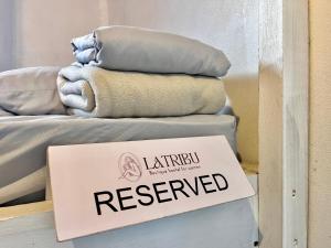 Кровать или кровати в номере La Tribu Boutique Hostel for women