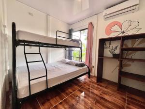 Кровать или кровати в номере La Tribu Boutique Hostel for women