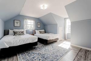 2 łóżka w pokoju z niebieskimi ścianami w obiekcie 15 Mins to Columbia Airport - Win-Some At Wynnsum w mieście Lexington