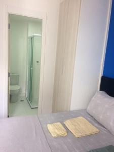 a bedroom with a bed with two towels on it at Metrô p Allianz Park e Espaço Unimed, Compras no Brás - Excelente! in Sao Paulo