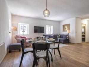 un salon avec une table et un canapé dans l'établissement Zentral, à Hopfgarten im Brixental