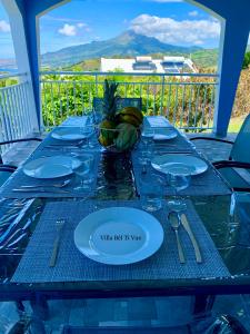 uma mesa com um prato em cima de uma mesa em Villa Bèl Ti Vue Piscine Vue Mer et Montagne Pelée em Le Carbet