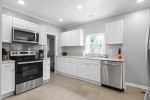 A kitchen or kitchenette at The Ridgeland Trendy Tudor-15 mins to Downtown