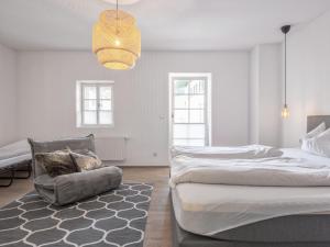 une chambre avec deux lits et une chaise dans l'établissement Zentral, à Hopfgarten im Brixental