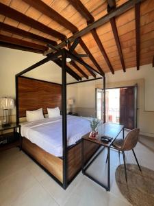 Casa Victoria Malecon في بويرتو فايارتا: غرفة نوم بسرير كبير وطاولة