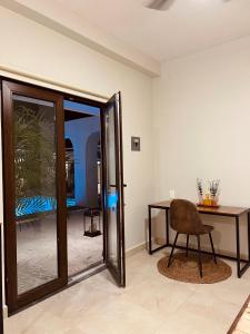 巴亞爾塔港的住宿－Casa Victoria Malecon，客房设有书桌、椅子和桌子。