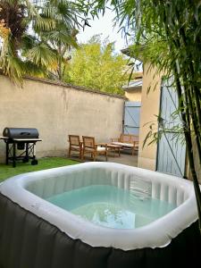 a hot tub in the middle of a yard at Home Sweet Home Puteaux in Puteaux