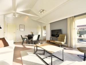 a living room with a couch and a table at Zon en Zee in Kattendijke