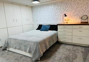 1 dormitorio con 1 cama y vestidor en City Center Comfort place, en North Vancouver