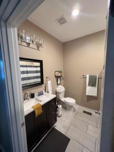 Bathroom sa Rockaway Rookwood Retreat- Unit 2