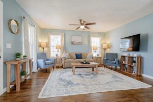 a living room with blue walls and a ceiling fan at Close to USC & Midtown-Downtown - Newly Renovated in Columbia