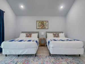 מיטה או מיטות בחדר ב-MainHouse-Mins to Downtown Serene at Santa Monica