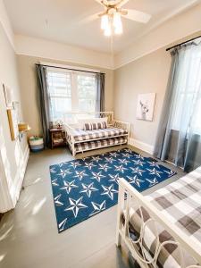 Ένα ή περισσότερα κρεβάτια σε δωμάτιο στο Modern & Centrally Located Stay at Calypso Dreams