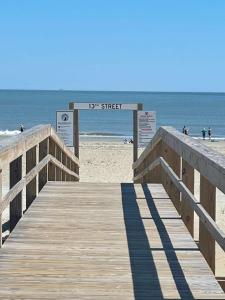 Foto de la galeria de Flamingle in Fushia- Unit A- Steps to the Beach! a Tybee Island
