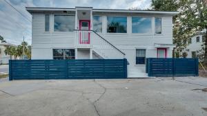 Foto de la galeria de Flamingle in Fushia- Unit A- Steps to the Beach! a Tybee Island