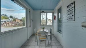 Foto de la galeria de Flamingle in Fushia- Unit A- Steps to the Beach! a Tybee Island