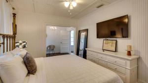 Foto de la galeria de Flamingle in Fushia- Unit A- Steps to the Beach! a Tybee Island