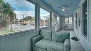 Foto de la galeria de Flamingle in Fushia- Unit A- Steps to the Beach! a Tybee Island